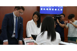 华蓥对付老赖：刘小姐被老赖拖欠货款